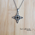 Collar de Acero Inoxidable Plateado con Nudo de Bruja para Protección y Energía Positiva