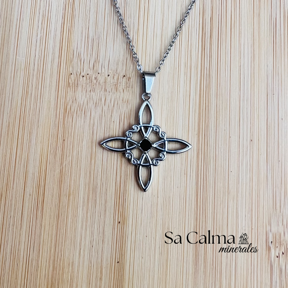 Collar de Acero Inoxidable Plateado con Nudo de Bruja para Protección y Energía Positiva