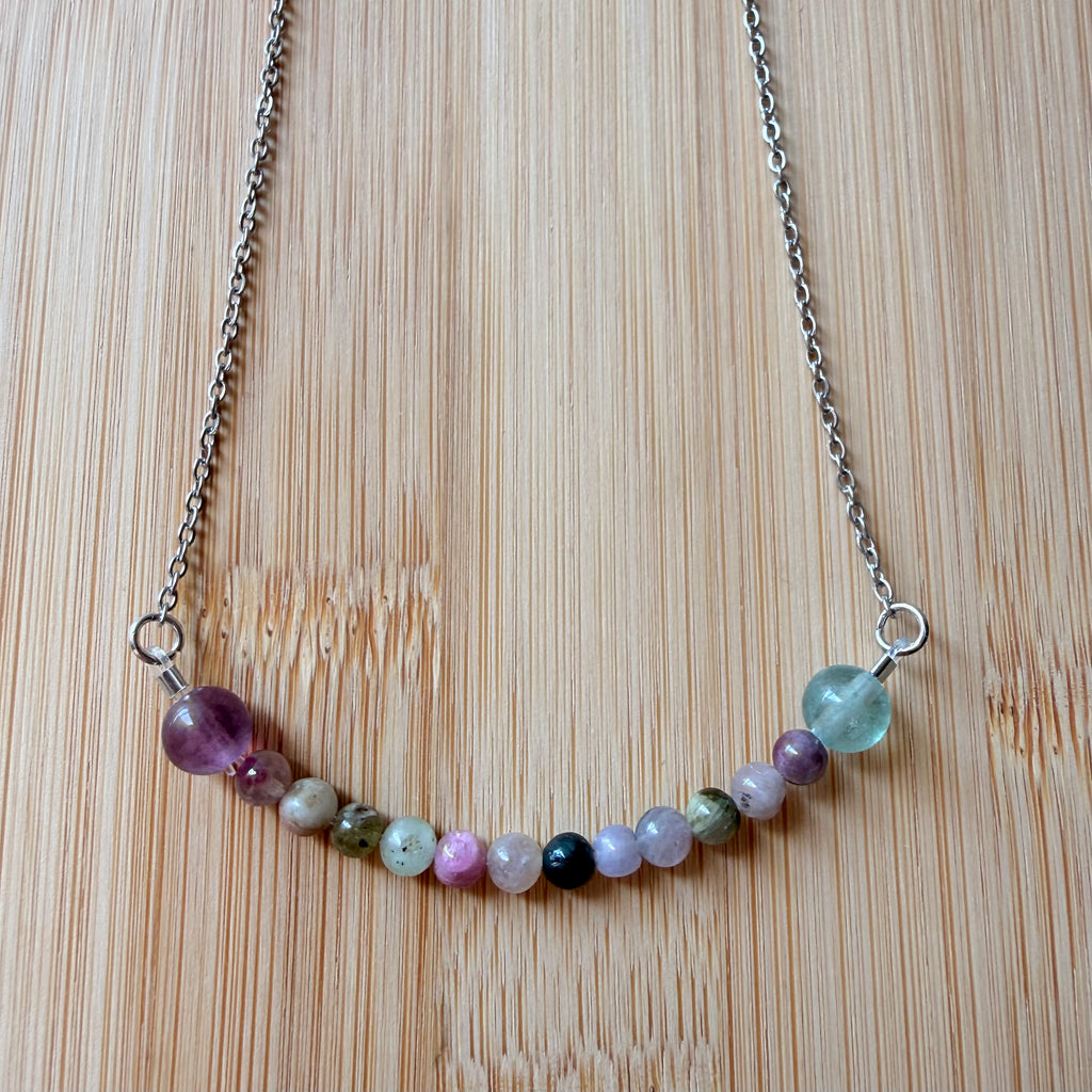 Collar de Acero Inoxidable con Turmalina Sandía y Fluorita – Equilibrio, Amor e Intuición