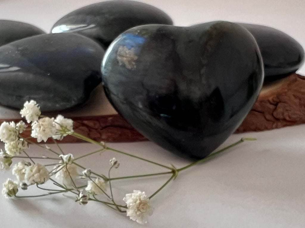 Labradorita en Forma de Corazón para Protección, Intuición y Amor Propio