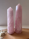 Punta de Cuarzo Rosa 9-10 cm para Amor, Calma y Sanación Emocional