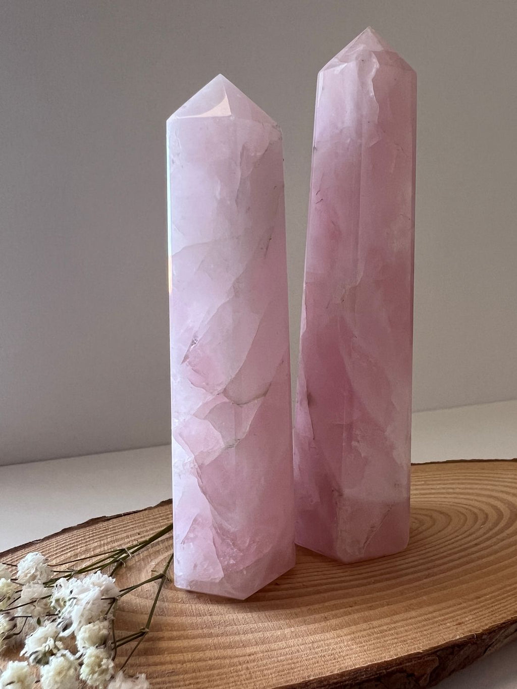 Punta de Cuarzo Rosa 9-10 cm para Amor, Calma y Sanación Emocional