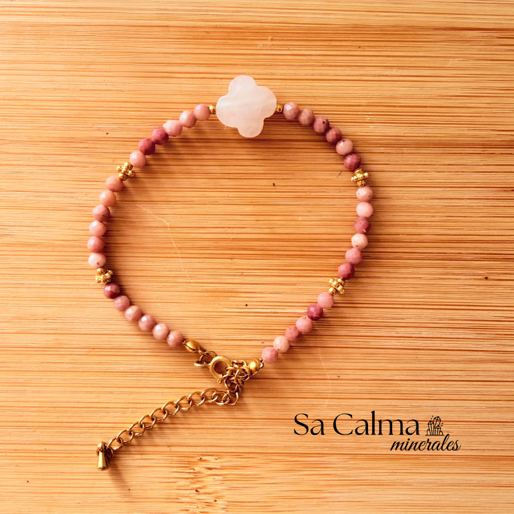 Pulsera de Rodonita con Flor de Cuarzo Rosa – Sanación Emocional y Amor Propio