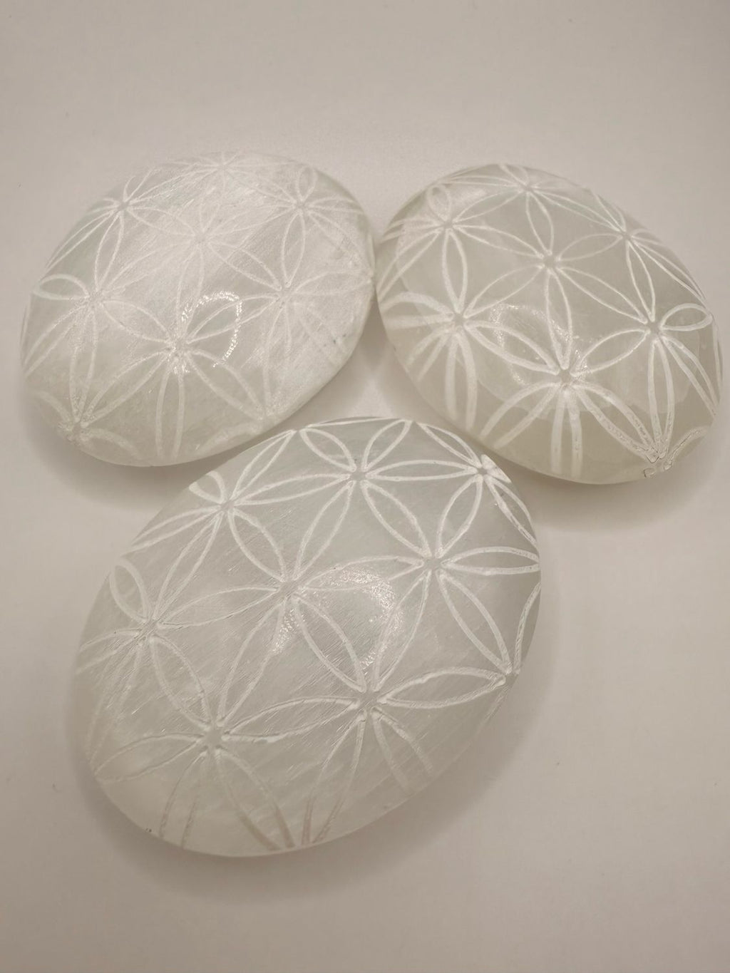 Rodados de Selenita- Símbolo Flor de la Vida