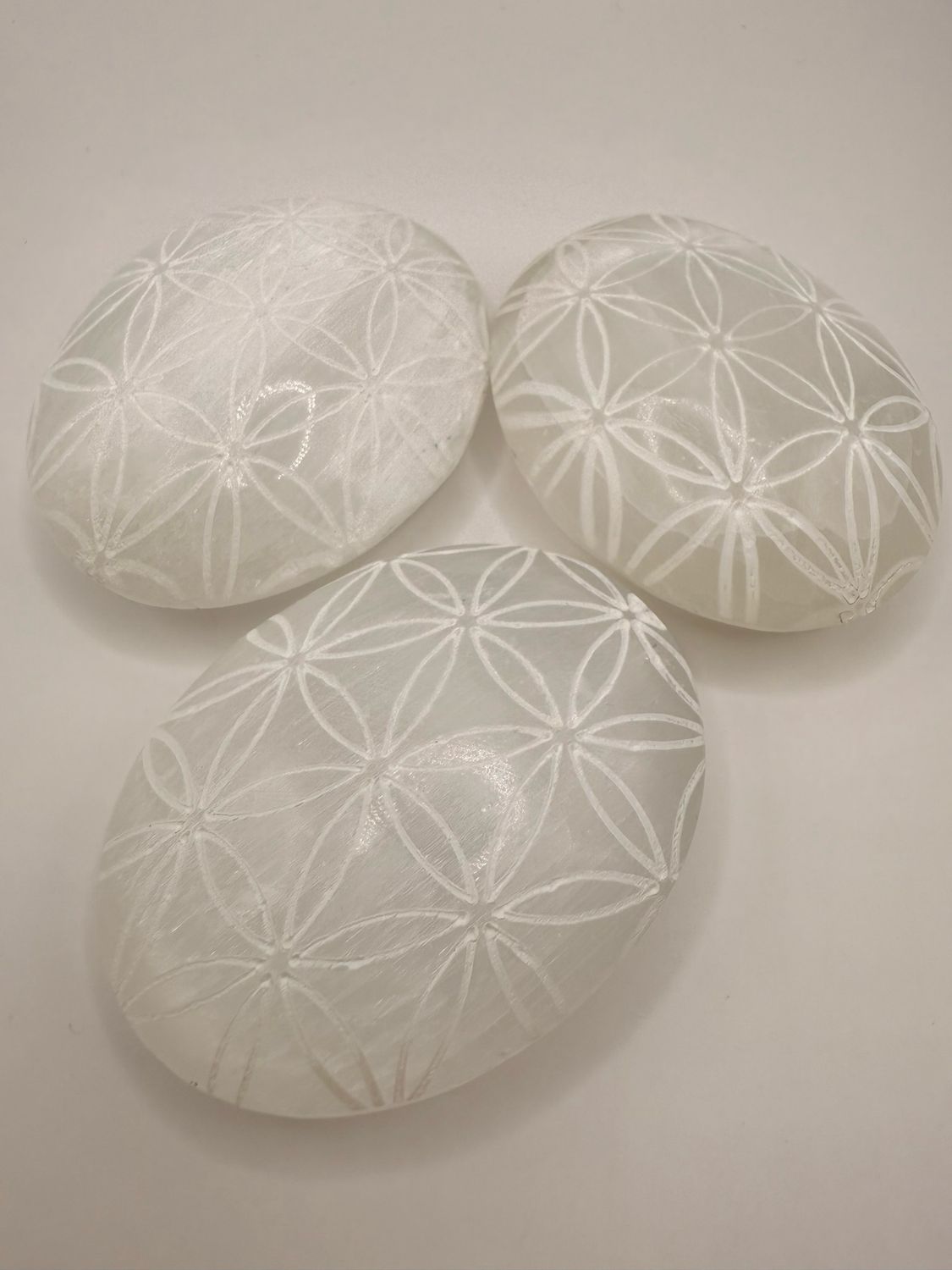 Rodados de Selenita- Símbolo Flor de la Vida