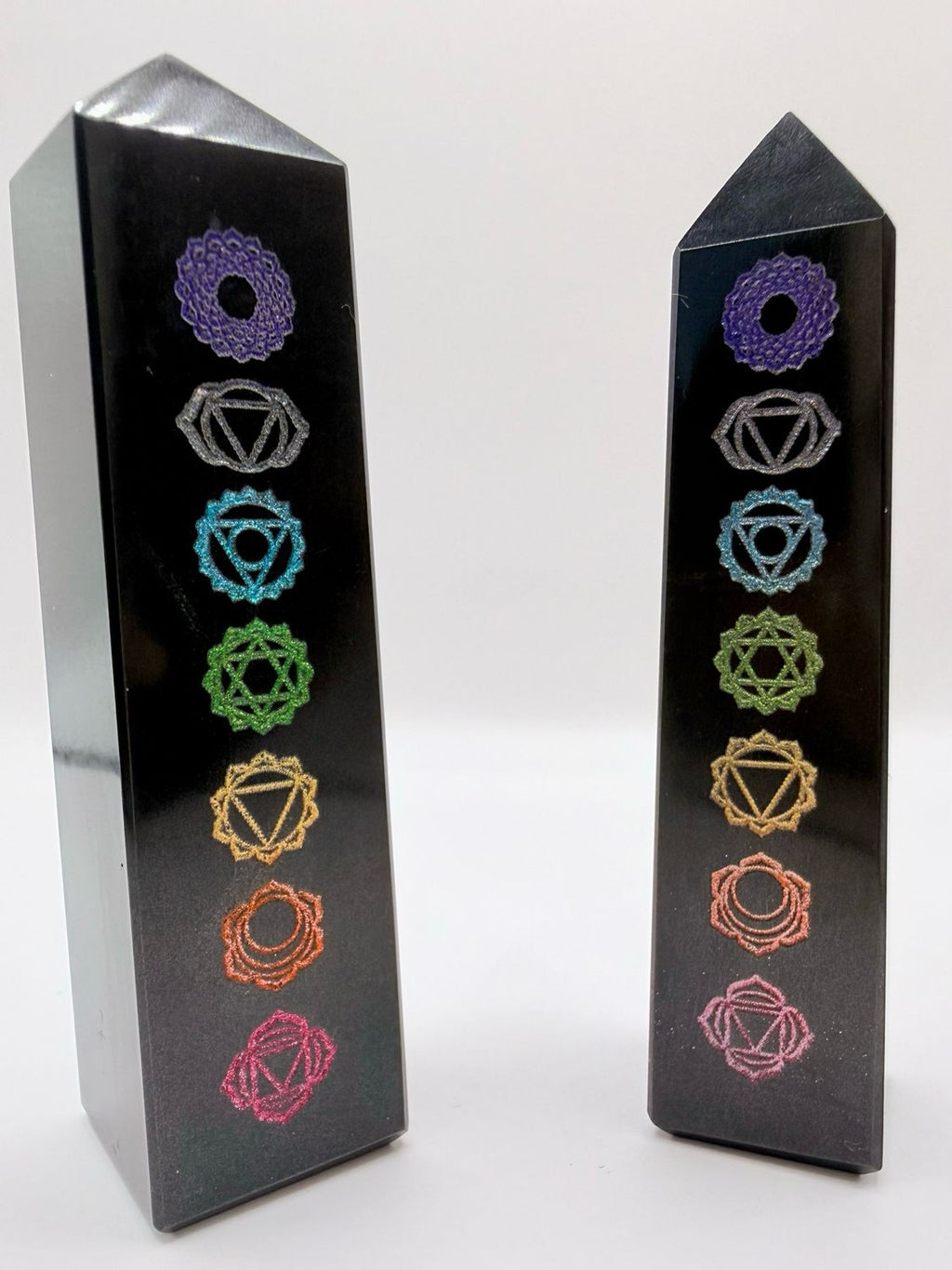 Punta de Turmalina Negra con Símbolos 7 Chakras