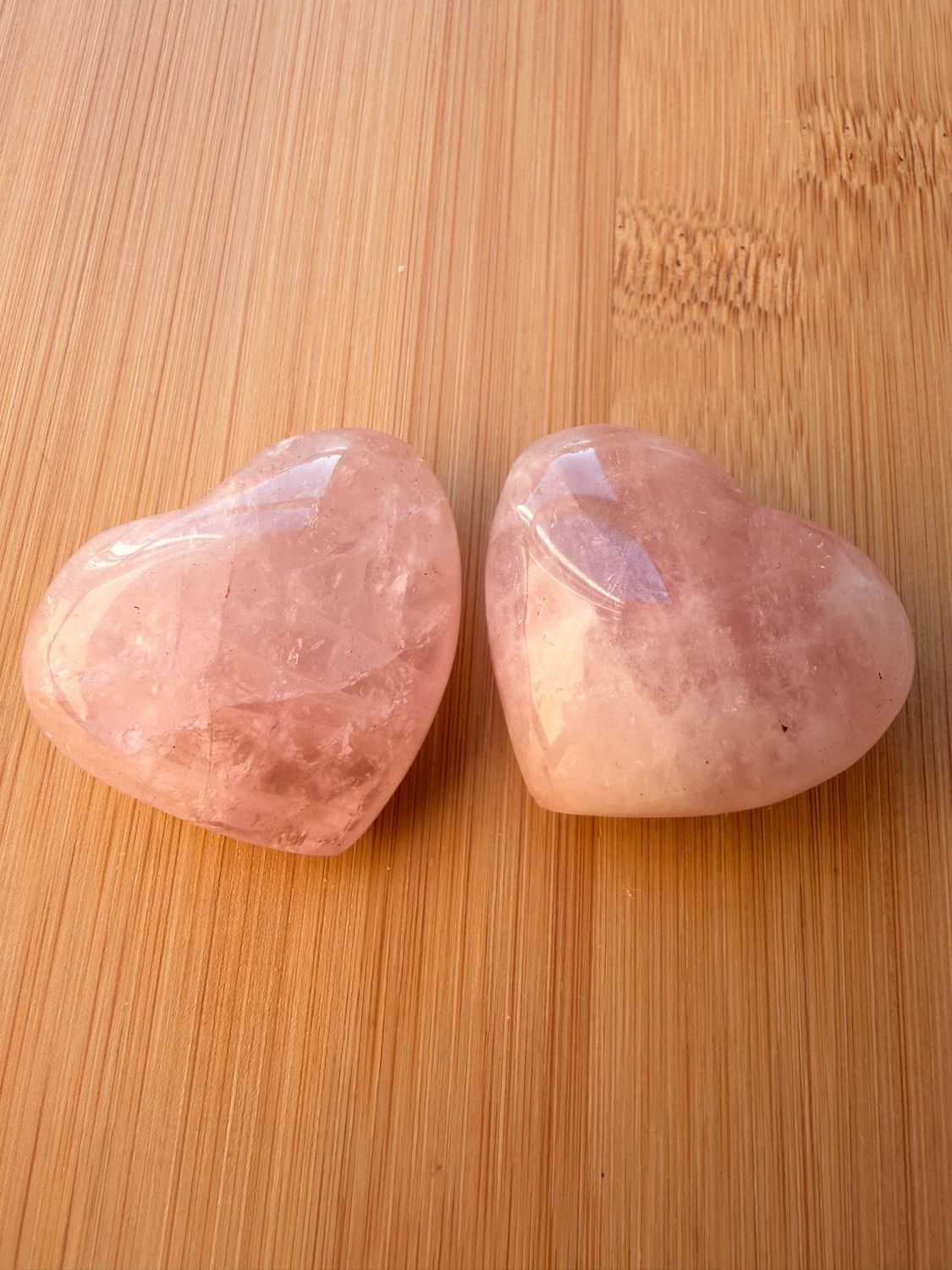 Rodado de Cuarzo Rosa en Forma de Corazón para Amor, Calma y Sanación Emocional