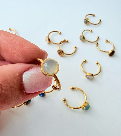 Anillo Ajustable de Acero Dorado con Aguamarina para Calma, Protección y Energía Positiva