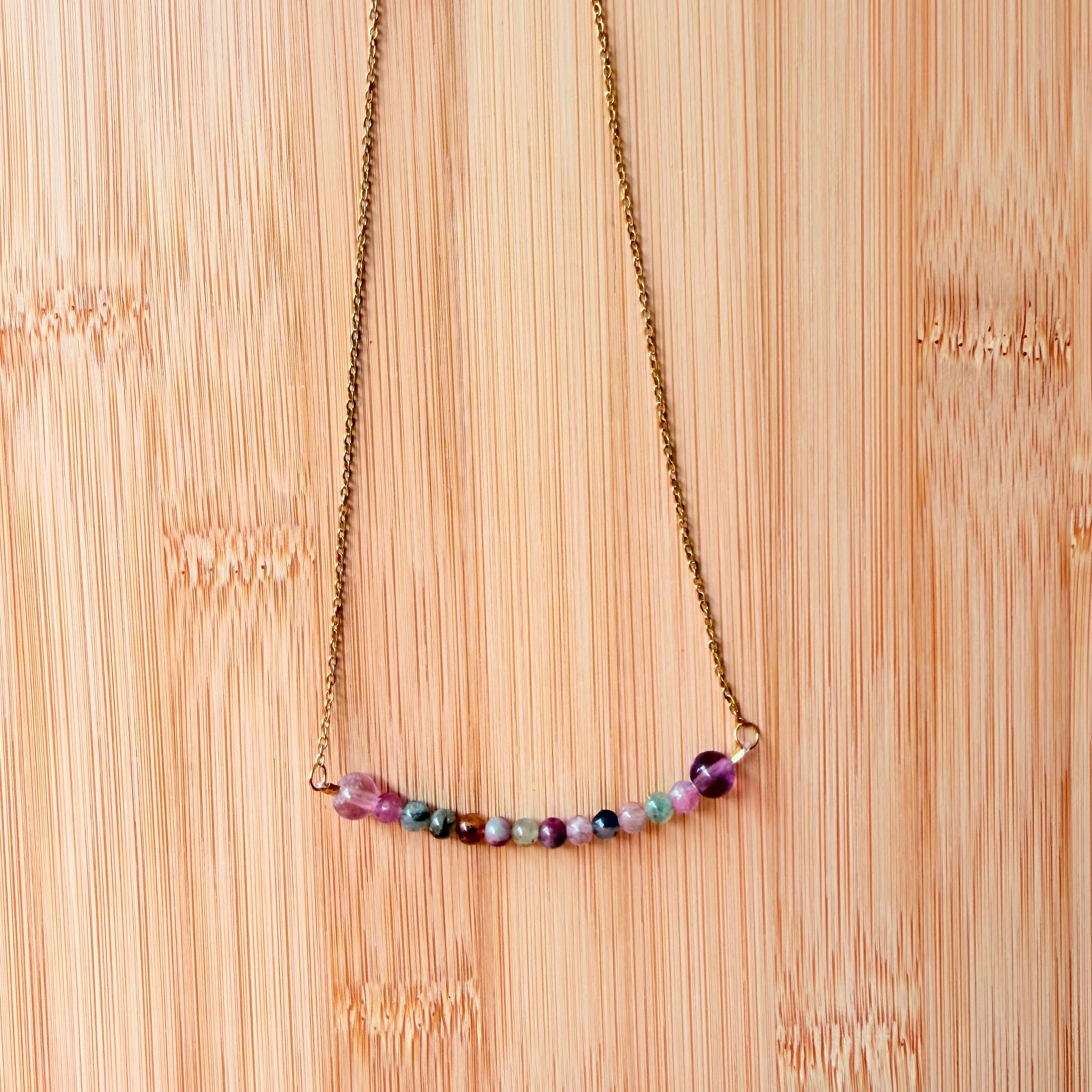 Collar de Acero Inoxidable Dorado con Turmalina Sandía – Amor, Equilibrio y Alegría