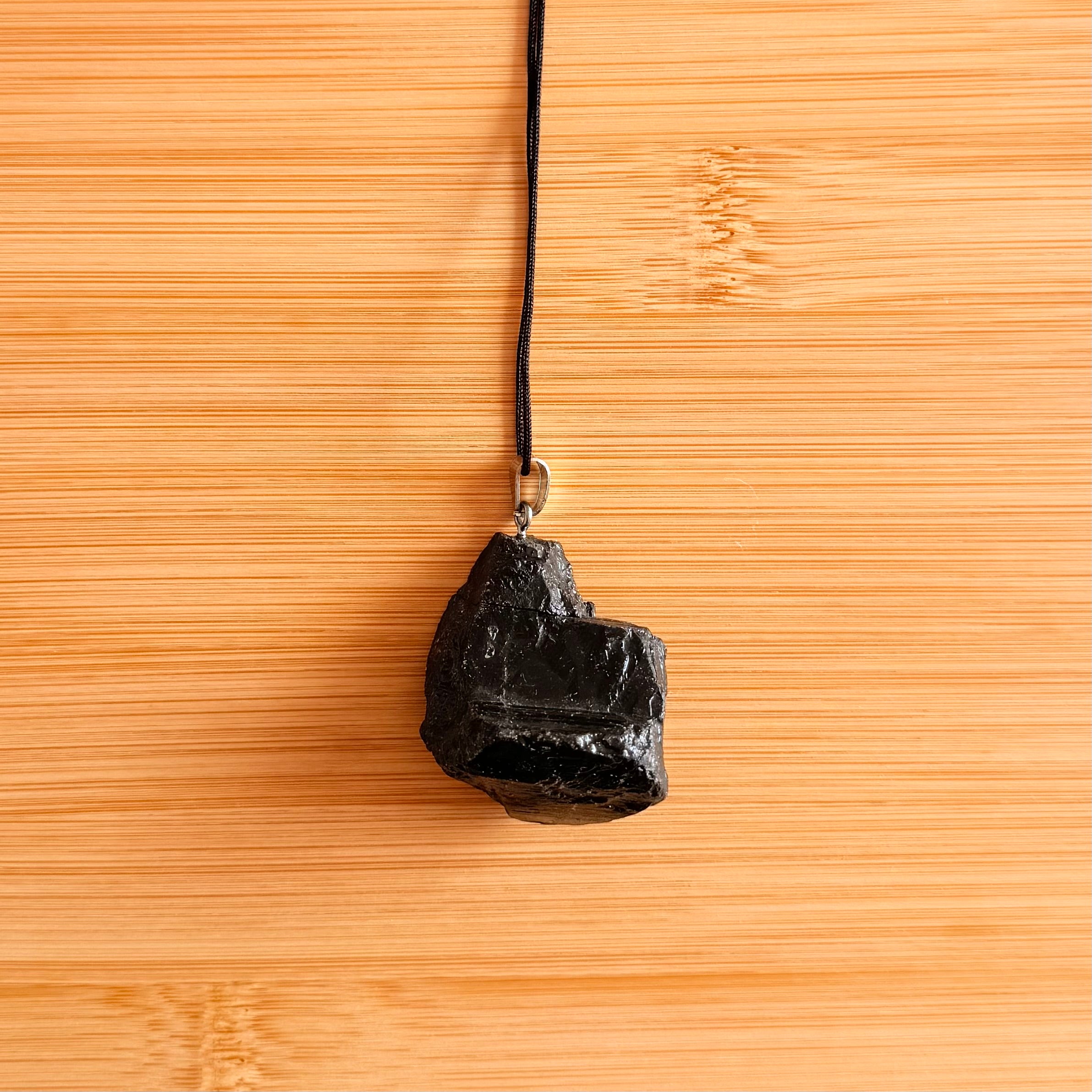Colgante de Turmalina Negra Natural · Protección para coche, oficina y espacios