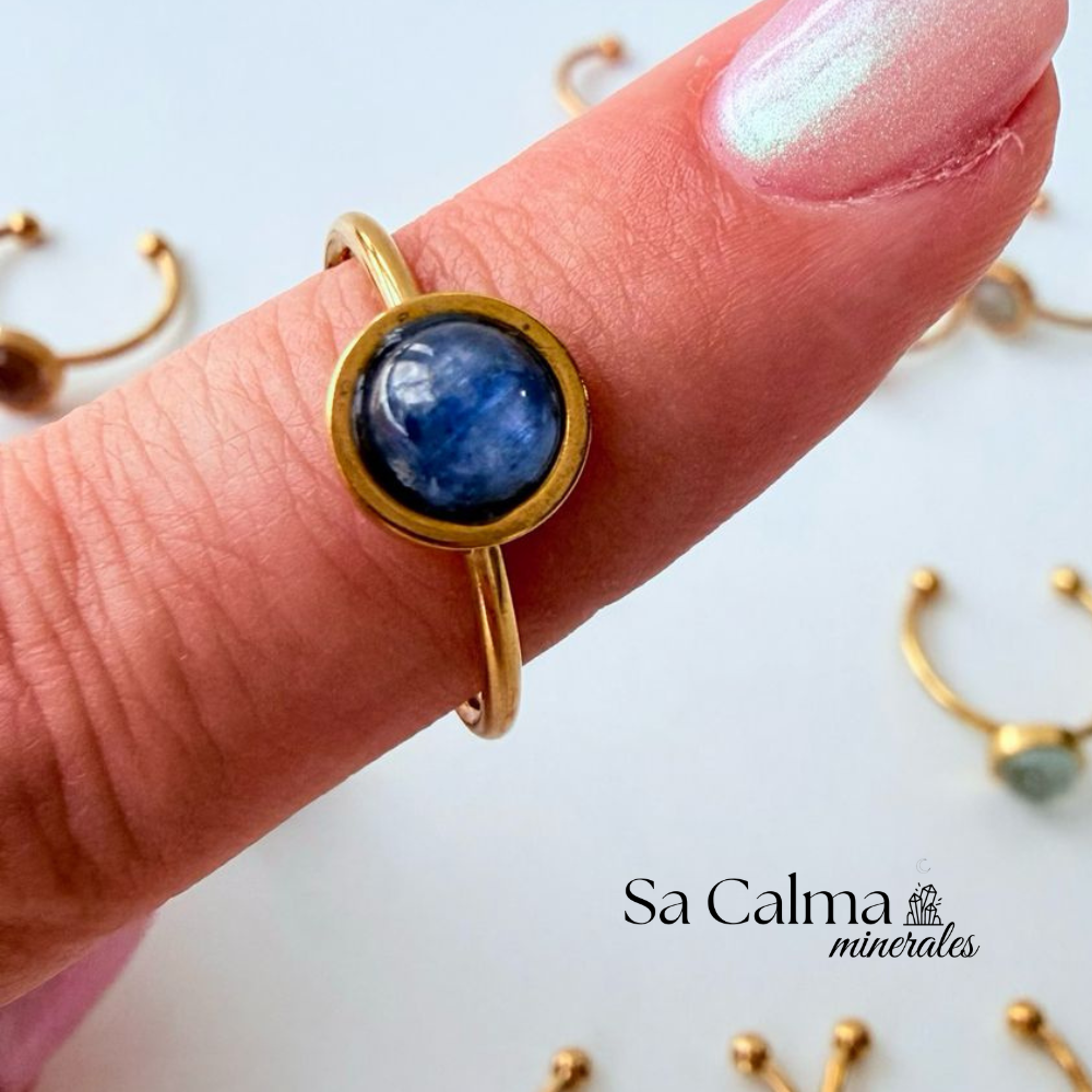 Anillo Ajustable de Acero Dorado con Cianita para Claridad, Comunicación y Energía Positiva