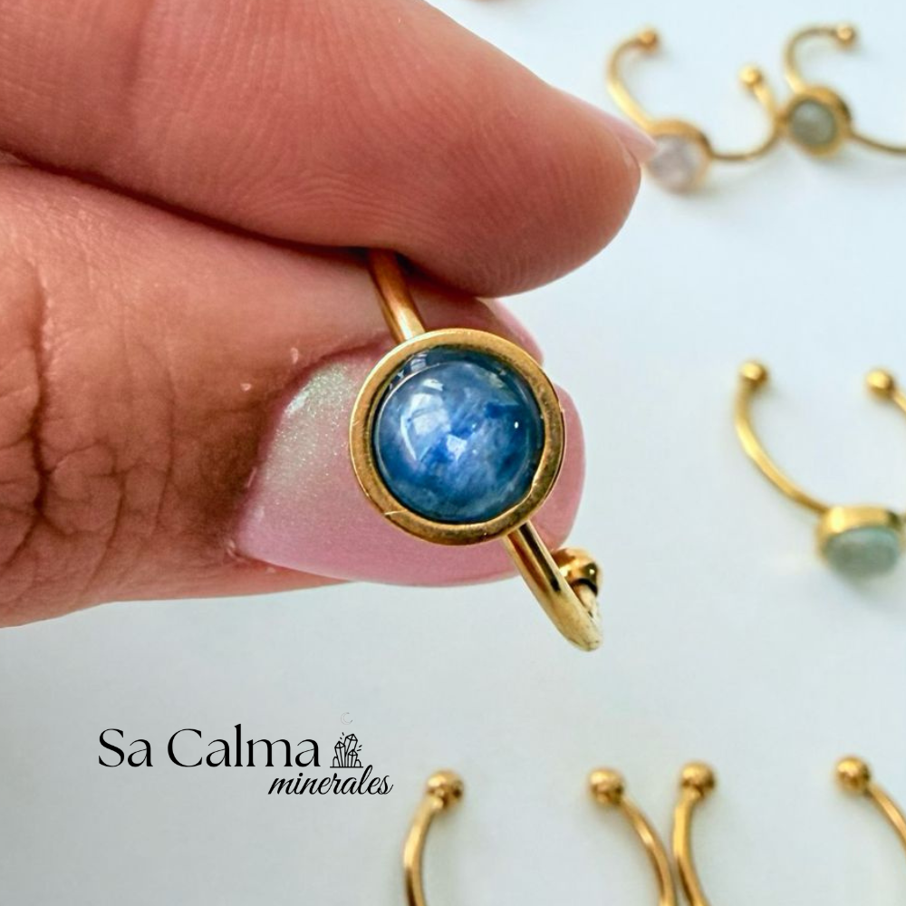 Anillo Ajustable de Acero Dorado con Cianita para Claridad, Comunicación y Energía Positiva