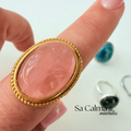 Anillo de Acero Dorado con Cuarzo Rosa para Amor, Calma y Sanación Emocional