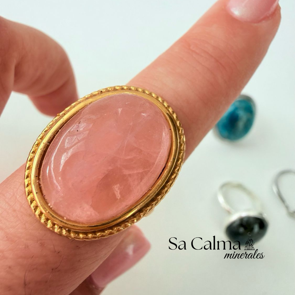 Anillo de Acero Dorado con Cuarzo Rosa para Amor, Calma y Sanación Emocional