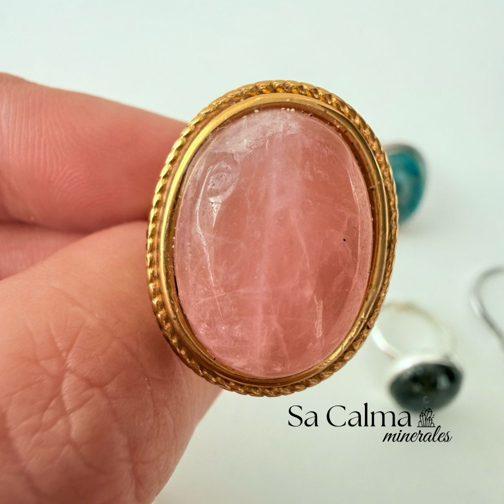 Anillo de Acero Dorado con Cuarzo Rosa para Amor, Calma y Sanación Emocional