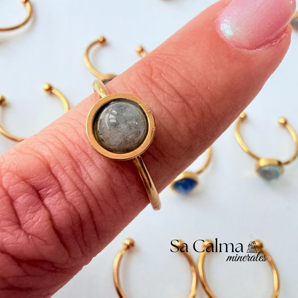 Anillo Ajustable de Acero Dorado con Labradorita para Protección, Intuición y Energía Positiva