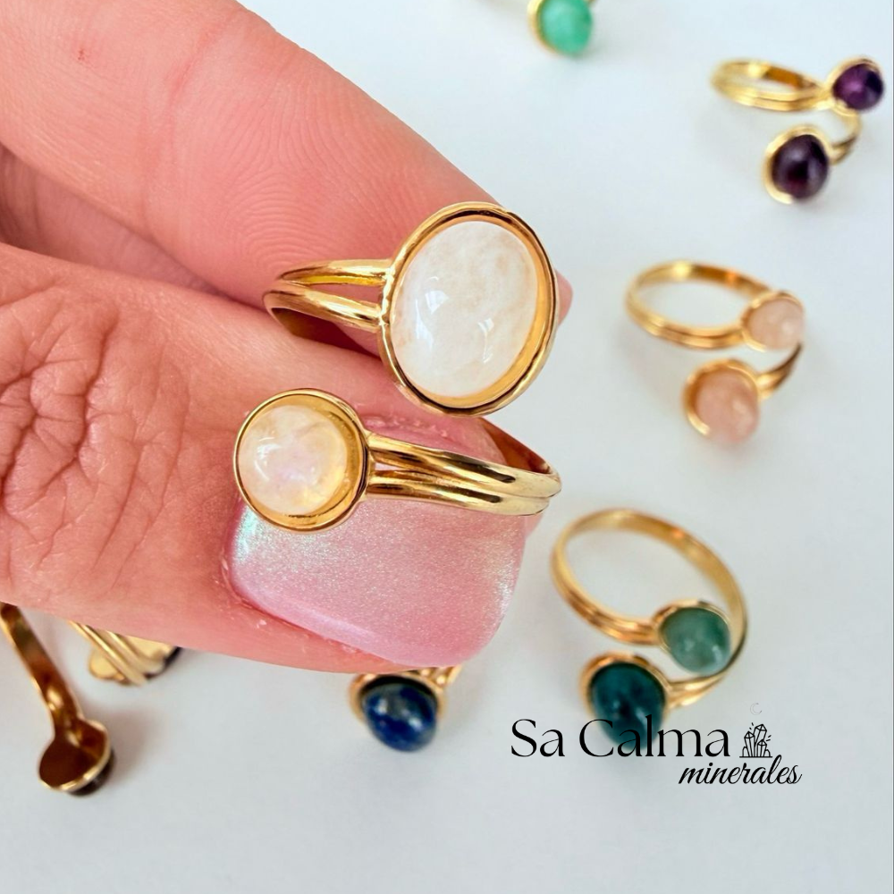 Anillo Dorado de Acero Inoxidable con Piedra Luna para Intuición, Equilibrio y Conexión Espiritual