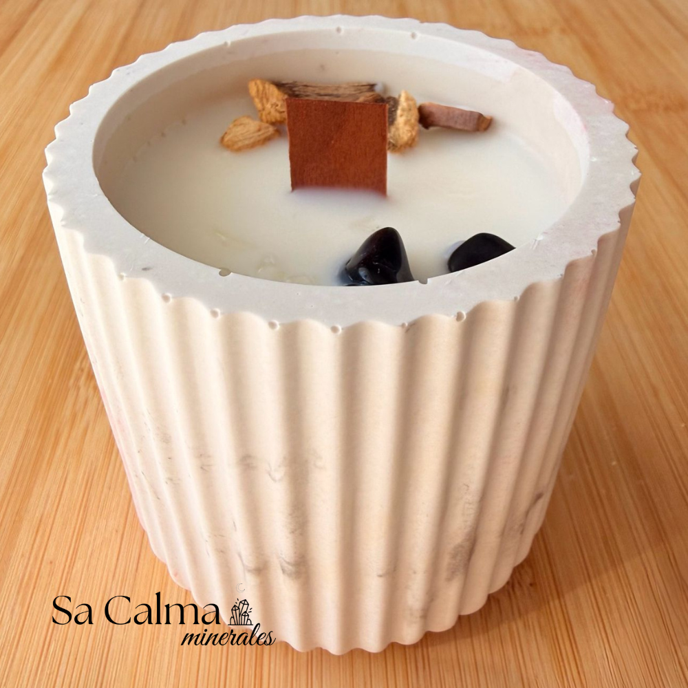 Vela Ritual de Limpieza y Protección con Palo Santo, Cuarzo y Turmalina – Purificación Energética (Pequeña)