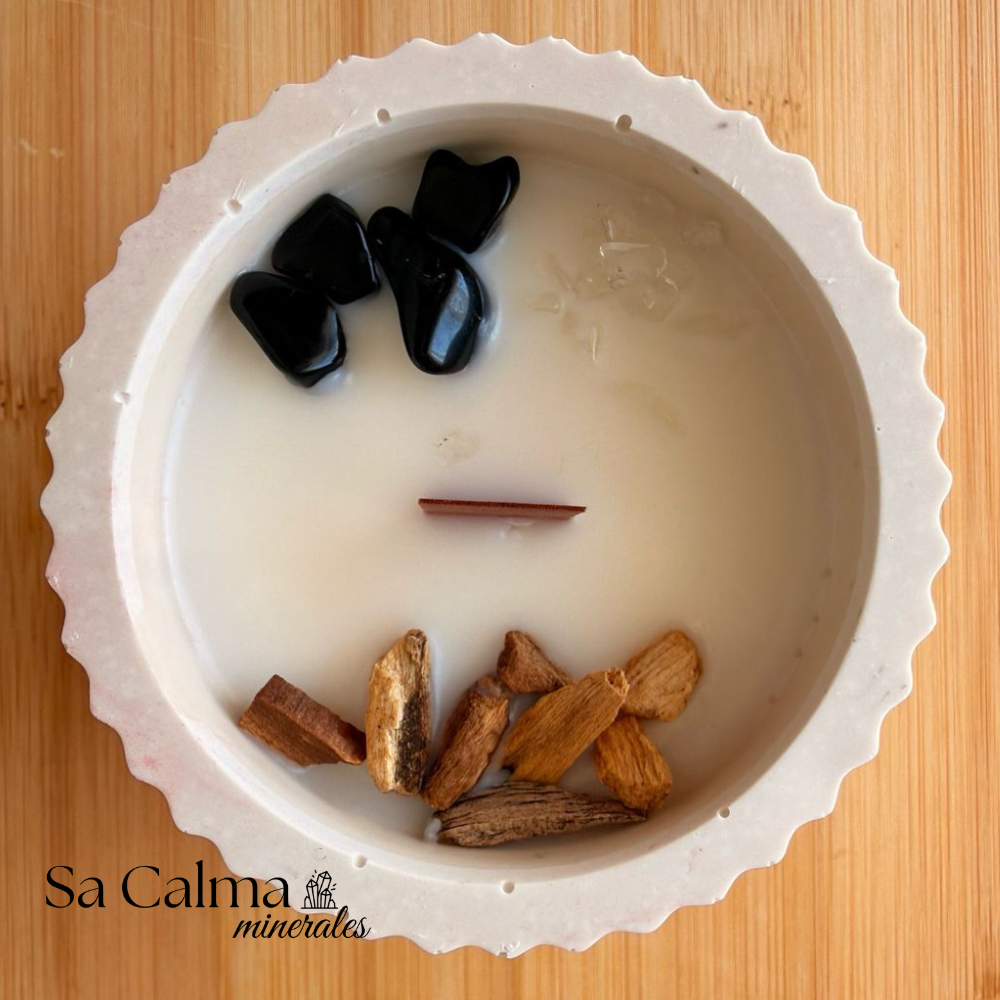 Vela Ritual de Limpieza y Protección con Palo Santo, Cuarzo y Turmalina – Purificación Energética (Pequeña)