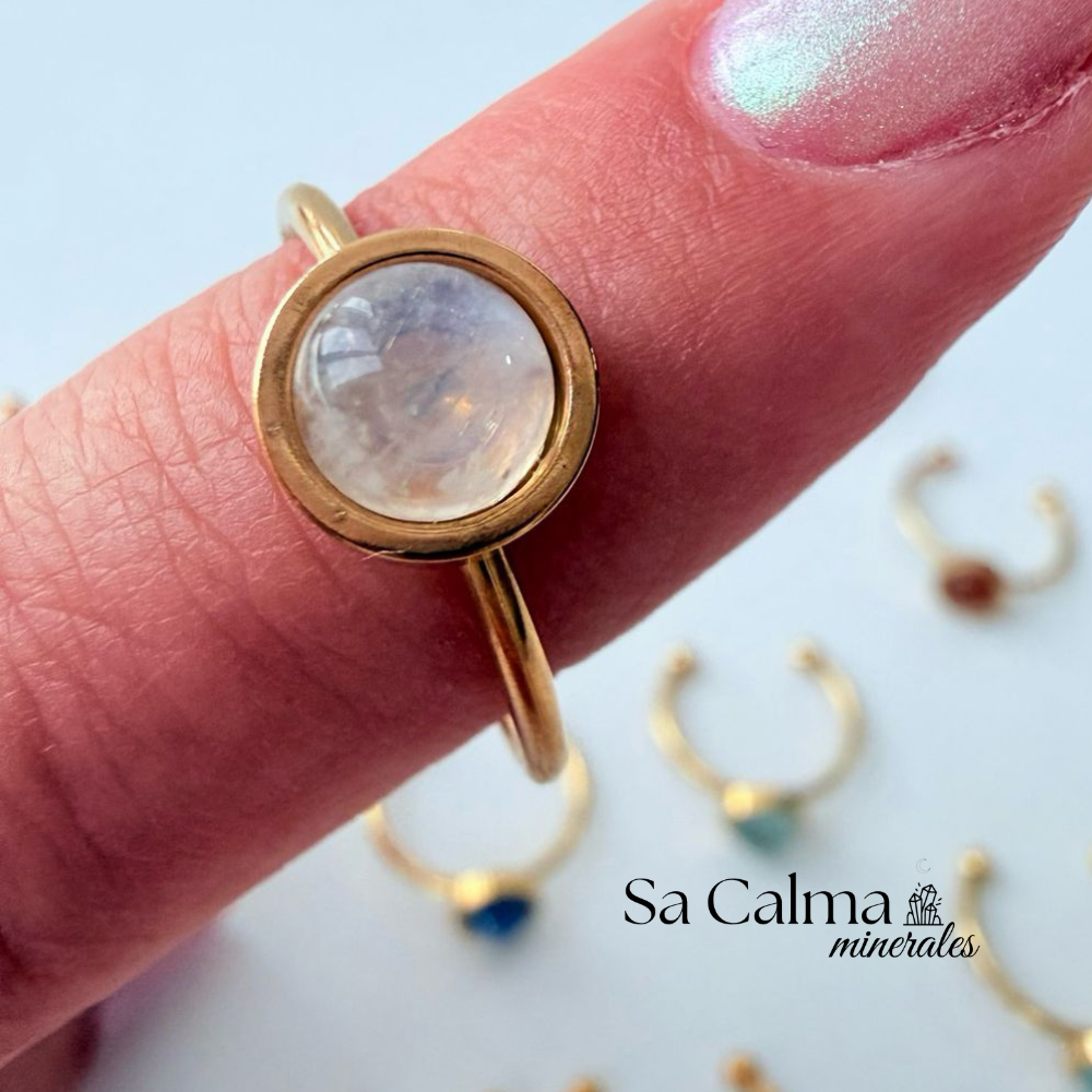 Anillo Ajustable de Acero Dorado con Peristerita para Paz Interior, Intuición y Equilibrio Energético