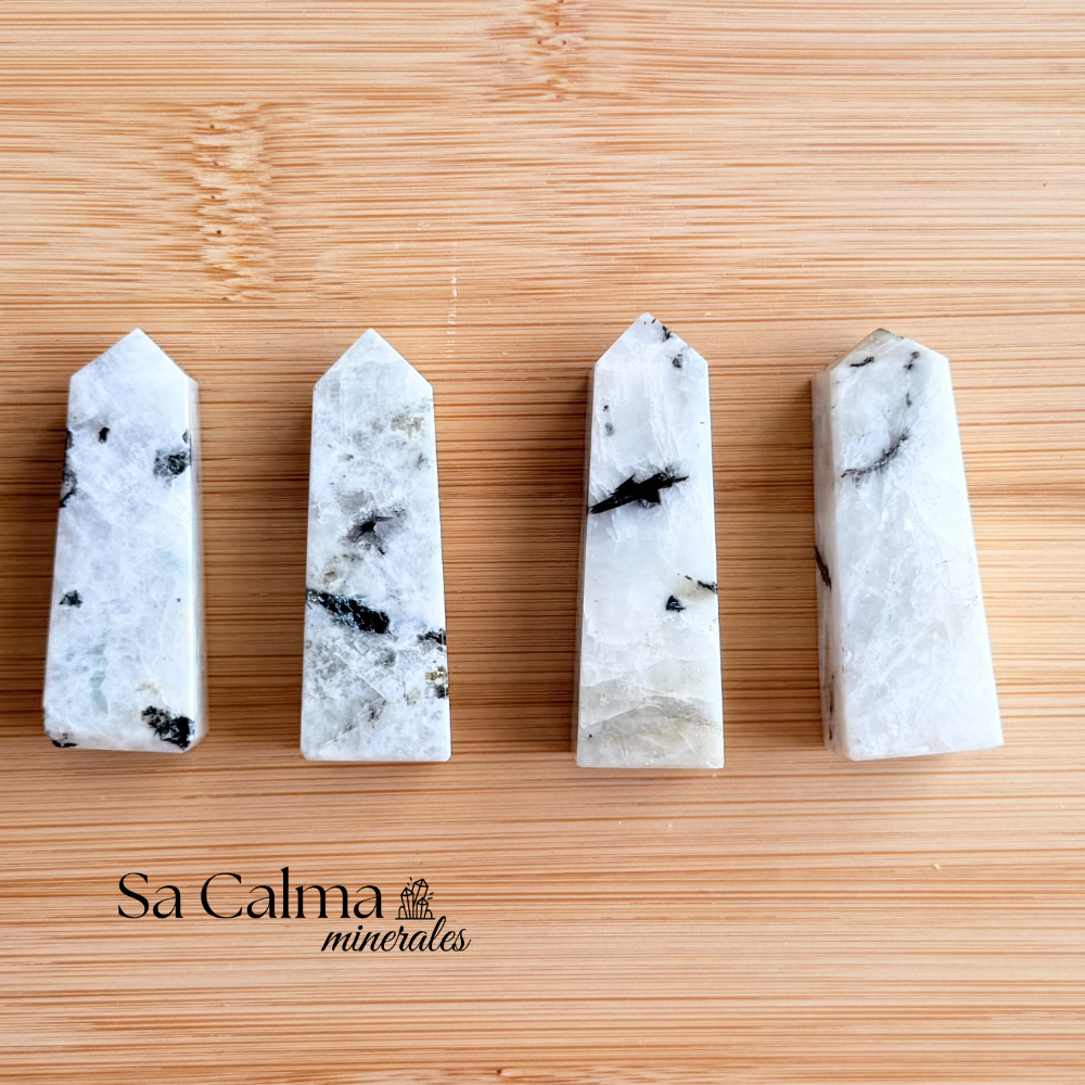 Punta de Piedra Luna (5 cm) – Intuición, Equilibrio y Energía Femenina