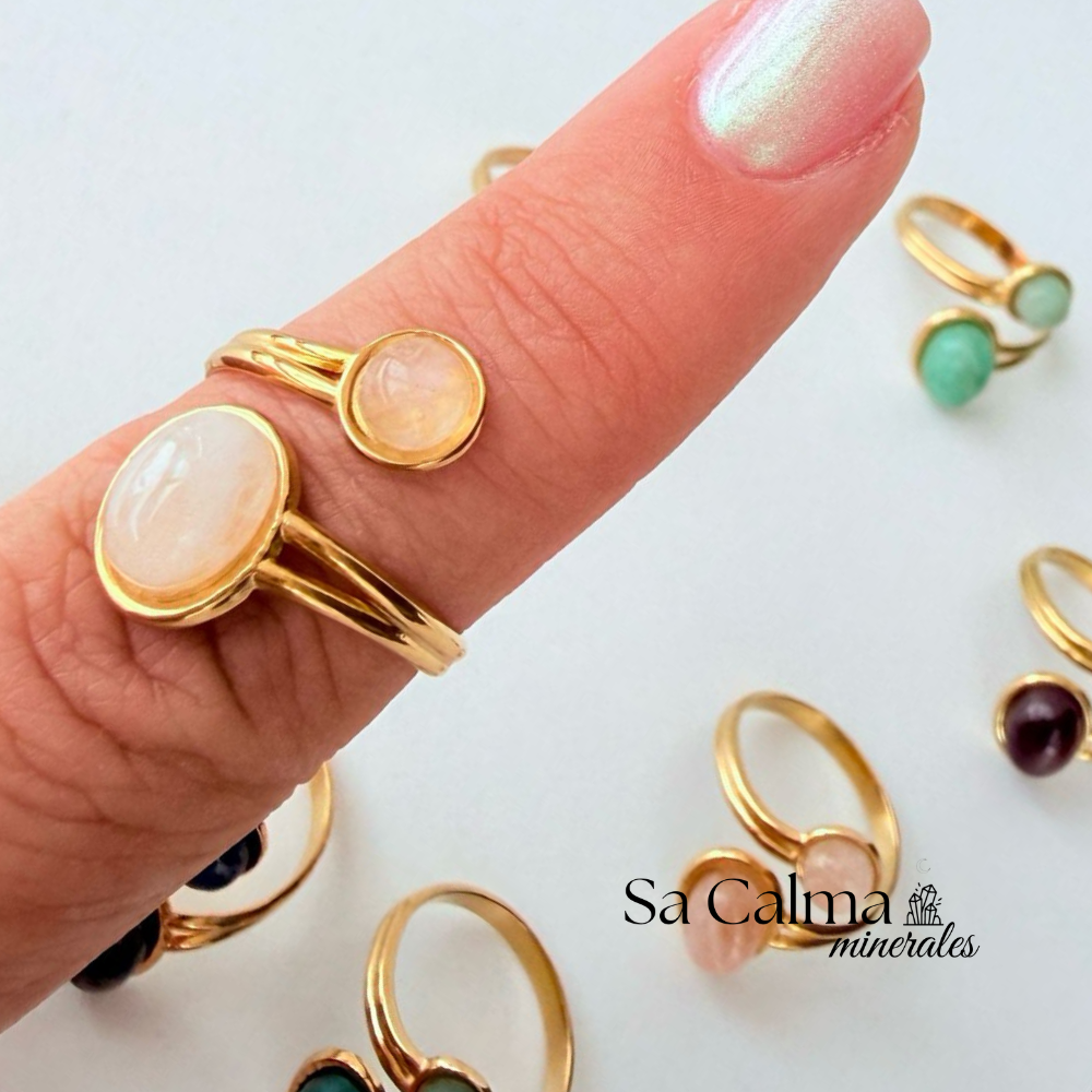 Anillo Dorado de Acero Inoxidable con Piedra Luna para Intuición, Equilibrio y Conexión Espiritual