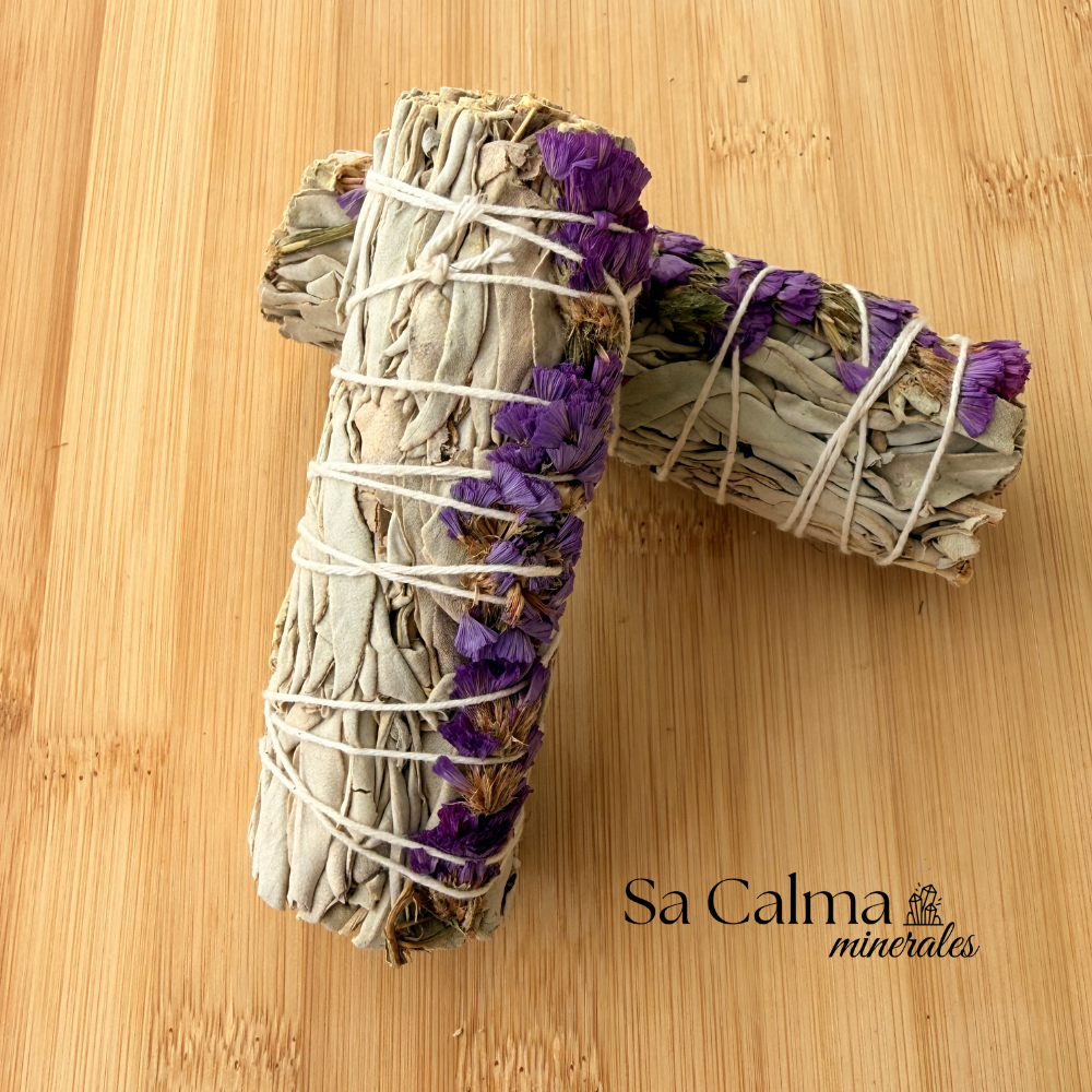 Atado de Salvia Blanca con Flores Moradas para Limpieza Energética y Conexión Espiritual