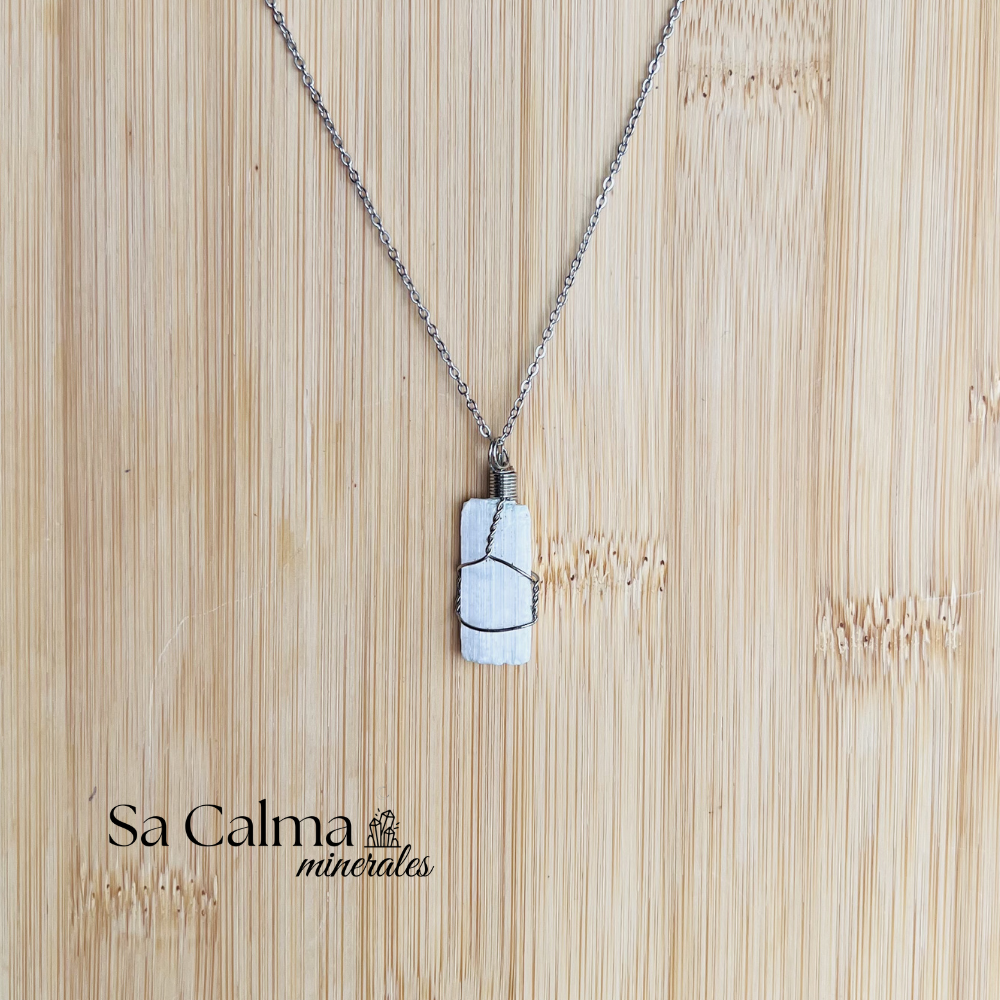 Collar de Acero Inoxidable con Selenita – Limpieza y Claridad Energética