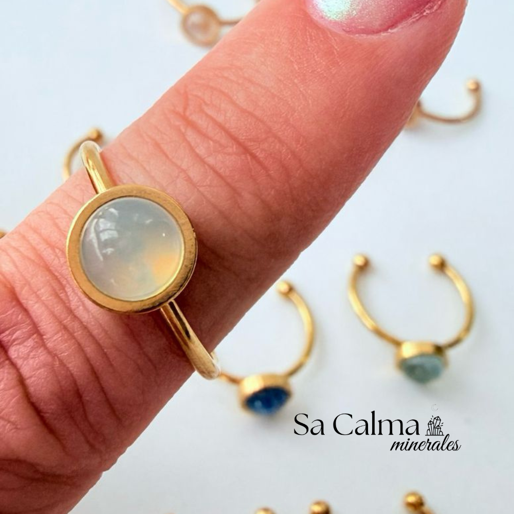 Anillo Ajustable de Acero Dorado con Aguamarina para Calma, Protección y Energía Positiva