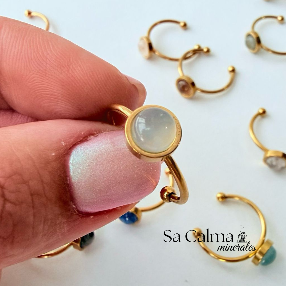 Anillo Ajustable de Acero Dorado con Aguamarina para Calma, Protección y Energía Positiva